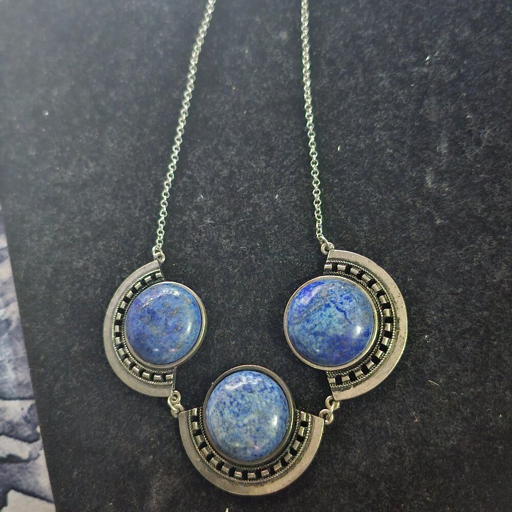 💜A Silver Tone and Blue Necklace